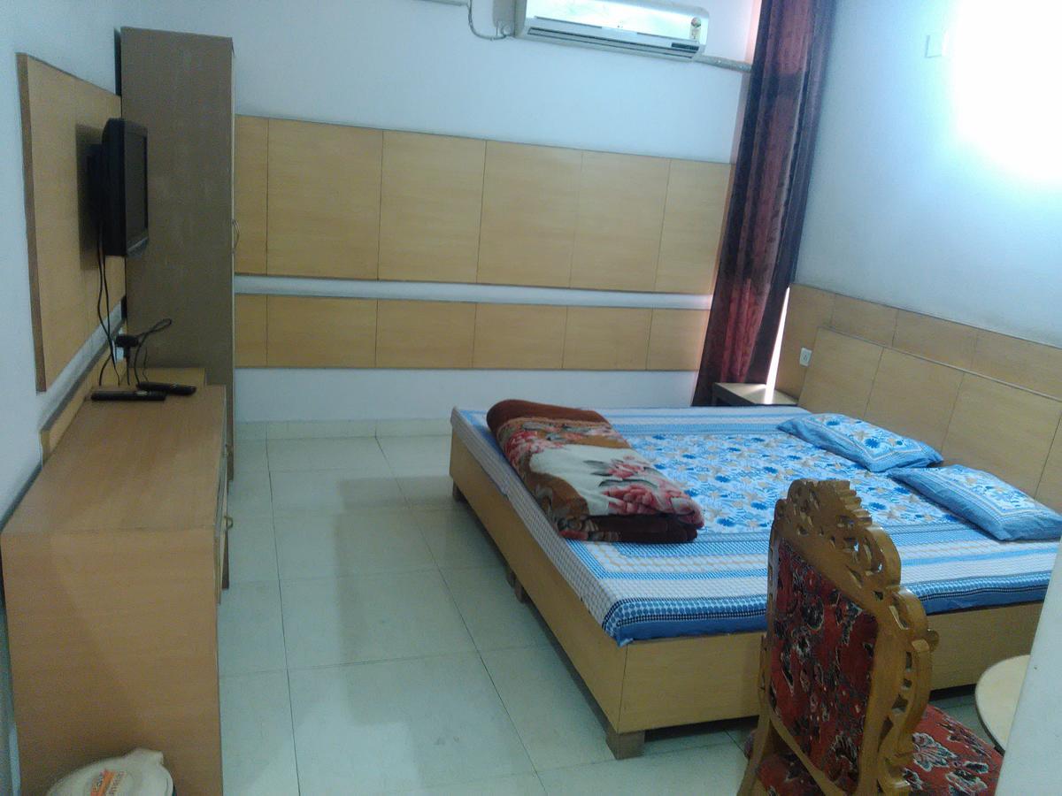 Hotel Palace Hoshiarpur Extérieur photo